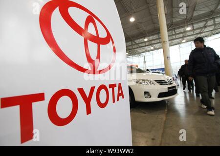 ---- Ein Besucher an einem Stand von TOYOTA während ein Auto Expo in Weifang Stadt, East China Provinz Shandong, 14. Dezember 2012. Nissan Mo Stockfoto