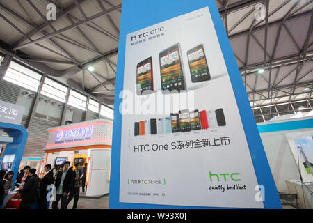 ---- Besucher vorbei an einer Werbung für HTC Smartphones mit Google Android mobile Betriebssysteme während des 14 China Internati installiert Stockfoto