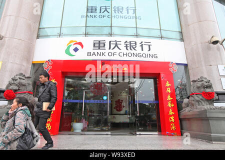 ---- Fußgänger vorbei an den Banking Abteilung in der Zentrale der Bank von Chongqing in Chongqing, China, 16. Januar 2012. Bank von Chongqin Stockfoto