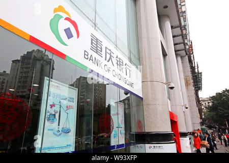 ---- Fußgänger vorbei an den Banking Abteilung in der Zentrale der Bank von Chongqing in Chongqing, China, 16. Januar 2012. Bank von Chongqin Stockfoto