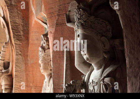 ---- Rock geschnitzten Figuren von Bodhisattvas sind in der malerischen Region Günzburg Felszeichnungen in Charlotte County, Chongqing, China, 21. April 2011 gesehen. Die Stockfoto