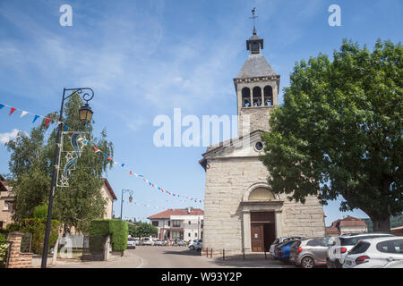 SAINT SAVIN, Frankreich - Juli 16, 2019: Die katholische Kirche im Zentrum von Saint Savin, ein typisches französisches Dorf in der Landschaft von Iseare, in der PROVI Stockfoto