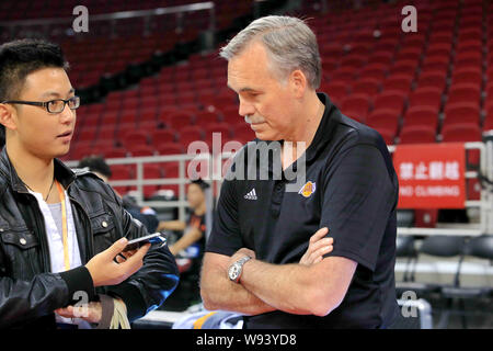 Head Coach Mike DAntoni der Los Angeles Lakers, rechts, ist eine Schulung von LA Lakers für eine 2013-2014 NBA preseason Spiel gegen Gol interviewt Stockfoto