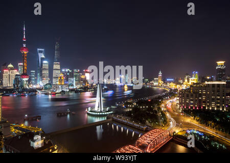 ------ Nacht der Waibaidu Brücke, Front, über den Suzhou Creek und der Bund in Puxi, den Fluss Huangpu und dem Finanzviertel Lujiazui mit t Stockfoto