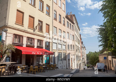 LYON, Frankreich - 17. JULI 2019: montee Saint Sebastien Straße mit einem traditionellen Café, eine typische Lyon Street mit Treppen und Stufen aus der Colline de Stockfoto