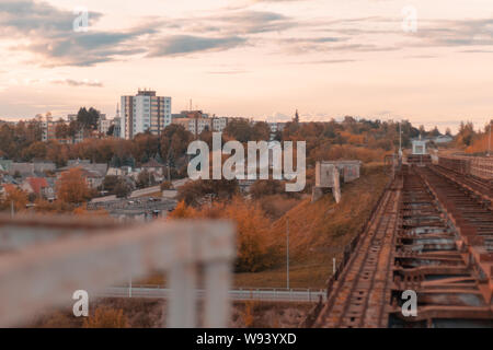 Jonava Stadt Landschaft aus einer Brücke. Stockfoto