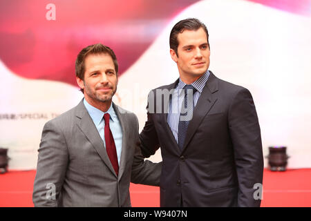 Der britische Schauspieler Henry Cavill, rechts, und der amerikanische Regisseur Zack Snyder, Links, auf einer Pressekonferenz des neuen Films, Mann aus Stahl, in der 16 Stellen Stockfoto