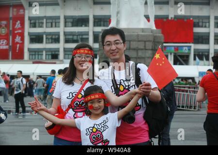---- Eine chinesische Paare und ihre einzige Tochter abgebildet außerhalb des Pekinger Arbeiter Stadion in Peking, China, 11. Juni 2013. China ist zu verlieren. Stockfoto