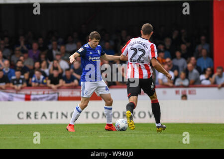 3. August 2019, Griffin Park, London, England; Sky Bet Meisterschaft, Brentford vs Birmingham City; Marc Roberts (04) von Birmingham übernimmt Henrik Dalsgaard (22) von Brentford Credit: Phil Westlake/News Bilder, Stockfoto