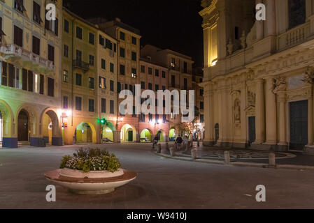 Quadrat der Santa Margherita Ligure Stadt bei Nacht in Italien Stockfoto