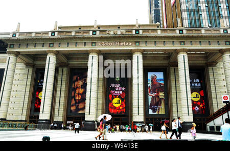 Kunden besuchen die Globale Harbour Shopping Center in Shanghai, China, 7. Juli 2013. Ein mega-kommerziellen Komplex am Freitag (5. Juli 2013) in Chang geöffnet Stockfoto