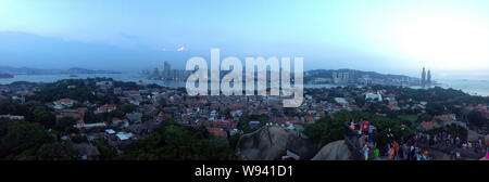 Panoramablick über die Insel Gulangyu und Xiamen, Provinz Fujian im Südosten Chinas, 26. August 2013. Gulangyu ist eine kleine, autofreie Insel mit einer Fläche Stockfoto