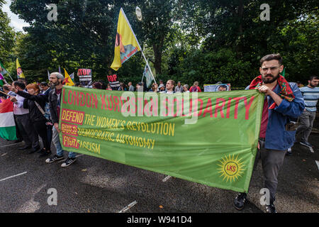 London, Großbritannien. 12. August 2019. Kurden und Unterstützer Protest an der Türkischen Botschaft über die türkischen Pläne kurdischen Gebieten des östlichen Syrien mit Hilfe von Rebellen einzudringen, einschließlich ist Kämpfer. Sie werfen der faschistischen türkischen Staat zu vernichten, das kurdische Volk und Kultur sowie das kurdische Volk Schutz der Einheiten, ist besiegt. Sie wollen die autonomen kurdischen Gebieten in Syrien, eine multiethnische Demokratie unter Wahrung der Rechte von Frauen und Minderheiten zu zerstören. Peter Marshall / alamy Leben Nachrichten Stockfoto