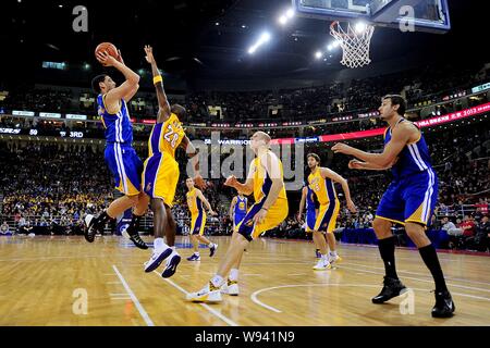 Klay Thompson der Golden State Warriors, Links, Herausforderungen Jodie Meeks von Los Angeles Lakers, zweite links, während einer 2013-2014 NBA preseason Spiel in Beij Stockfoto