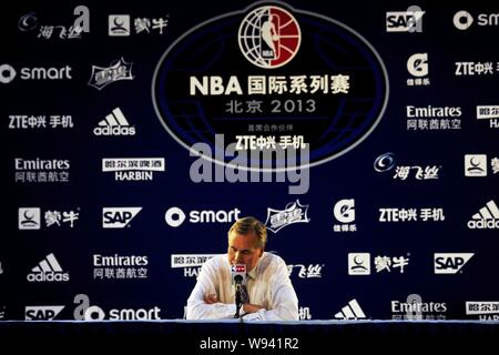 Head Coach Mike DAntoni der Los Angeles Lakers nimmt an einer Pressekonferenz nach seinem Team von Golden State Warriors in einem 2013-2014 NBA prese besiegt wurde Stockfoto