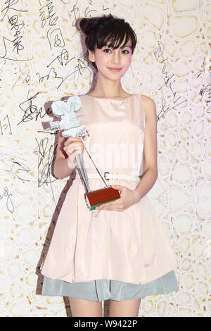 Hong Kong Model und Schauspielerin Angelababy, zeigt ihre Trophäe der schönsten Schauspieler am Verband der Filmschaffenden in Hong Kong Hong Kong, China, 3 M Stockfoto