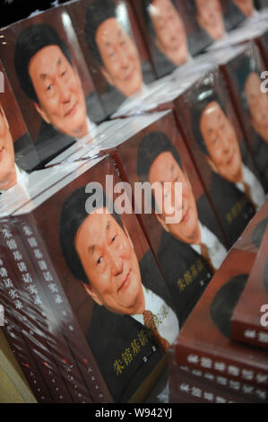 ---- Kopien des Buches, Zhu Rongji Rede erfassen, sind für den Verkauf an einer Buchhandlung in Peking, China, 11. September 2011. Ehemaligen chinesischen Ministerpraesidenten Zhu R Stockfoto