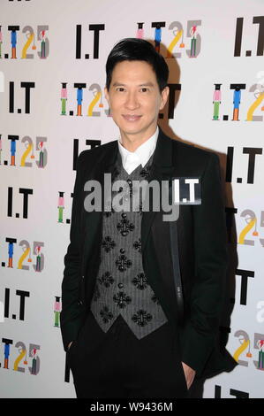 Hong Kong Schauspieler Nick Cheung Ka Fai wirft, während er an den 25. Jahrestag der Hong Kong Fashion Konglomerat IT-in Hongkong, China ankommt, 19. Nov. Stockfoto