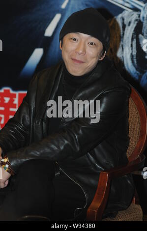 Chinesische Schauspieler Huang Bo lächelt eine Premiere für seinen neuen Film, das Niemandsland, in Shanghai, China, 2. Dezember 2013. Eine chinesische Film, wurde battl Stockfoto