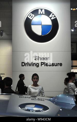 ---- Leute besuchen Sie den Stand von BMW im 15 Shanghai Internationalen Automobil- Ausstellung, bekannt als Auto Shanghai 2013, in Shanghai. Stockfoto