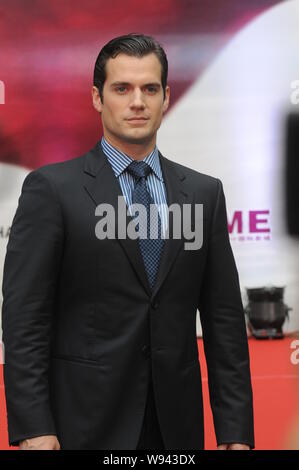 Der britische Schauspieler Henry Cavill stellt auf einer Pressekonferenz des Films, Mann aus Stahl, während des 16. Shanghai International Film Festival in Shanghai, C Stockfoto