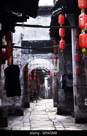 ---- Blick auf eine alte Lane in Hongjiang Stadt, Stadt Huaihua, China Hunan Provinz, 10. August 2012. Ein riesiges Projekt zu schützen und die Verst Stockfoto