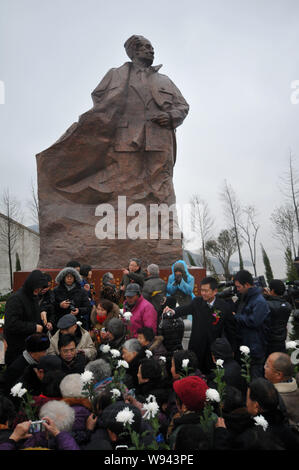 Chinesische Besucher nehmen an der Enthüllungsfeier eine Bronzestatue von ehemaligen CPC (Kommunistische Partei Chinas) Generalsekretär Hu Yaobang auf Dachen Isla Stockfoto