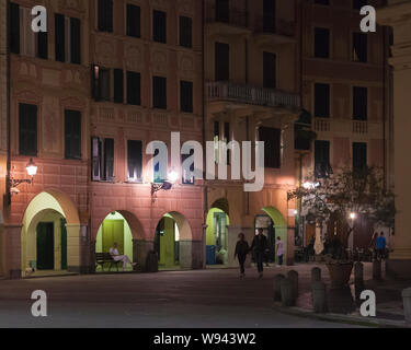 Quadrat der Santa Margherita Ligure Stadt bei Nacht in Italien Stockfoto