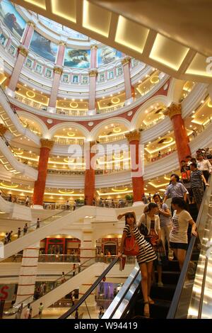 Kunden besuchen die Globale Harbour Shopping Center in Shanghai, China, 5. Juli 2013. Ein mega-kommerziellen Komplex am Freitag (5. Juli 2013) in Chang geöffnet Stockfoto