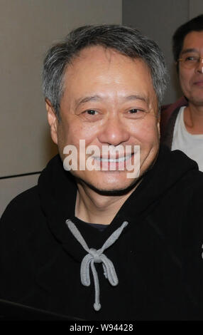 Der Taiwanesische Regisseur Ang Lee lächelt nach am Taiwan Taoyuan International Airport in Taipei, Taiwan, 11. November 2013. Stockfoto