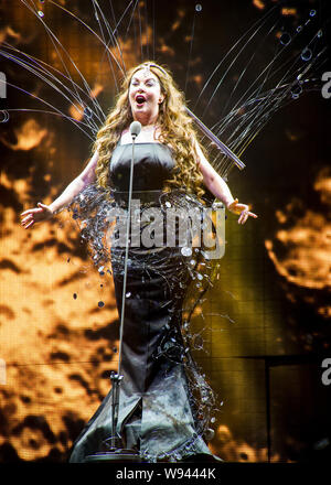 Britische Sopranistin Sarah Brightman singt bei ihrem Konzert in Shanghai Grand Stage in Shanghai, China, 23. Juni 2013. Stockfoto