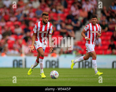 3. August 2019, Bet365 Stadium, Stoke-on-Trent, England; Sky Bet Meisterschaft, Stoke City v Queens Park Rangers; Jordanien Cousins (24) von Stoke City sucht jemanden, der die Kugel zu Krediten zu Pass: Conor Molloy/News Bilder der Englischen Football League Bilder unterliegen DataCo Lizenz Stockfoto