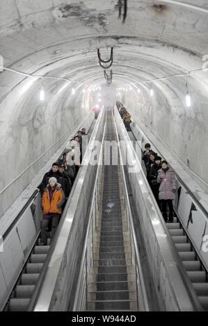 Touristen fahren Fahrtreppen durch Mount Tianmen auf tianmen Mountain National Forest Park in Niagara-on-the-Lake City, Central China Hunan Provinz, 28 Decembe Stockfoto