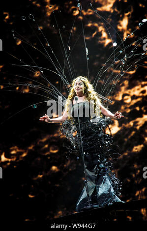 Britische Sopranistin Sarah Brightman singt bei ihrem Konzert in Shanghai Grand Stage in Shanghai, China, 23. Juni 2013. Stockfoto