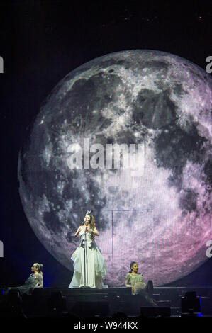 Britische Sopranistin Sarah Brightman singt bei ihrem Konzert in Shanghai Grand Stage in Shanghai, China, 23. Juni 2013. Stockfoto