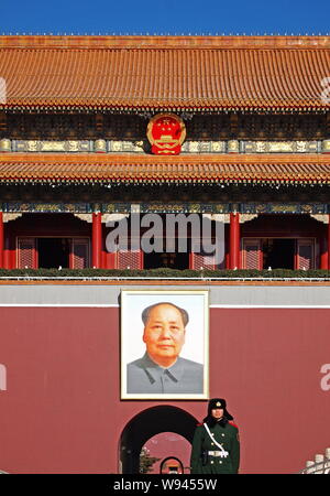 Eine paramilitärische Polizist wacht vor der Tribüne Platz des Himmlischen Friedens in Peking, China, 9. Januar 2011. Stockfoto
