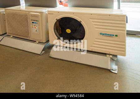 Klimaanlage mit und ohne Regelautomatik auf Verkauf an einen französischen Store Stockfoto