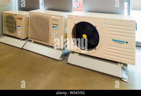Klimaanlage mit und ohne Regelautomatik auf Verkauf an einen französischen Store Stockfoto