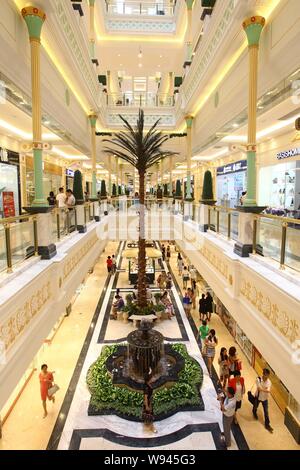 Kunden besuchen die Globale Harbour Shopping Center in Shanghai, China, 5. Juli 2013. Ein mega-kommerziellen Komplex am Freitag (5. Juli 2013) in Chang geöffnet Stockfoto