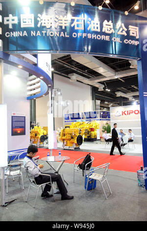 ---- Ein Mitarbeiter sitzt am Stand der China National Offshore Oil Corporation (CNOOC) während der 7. Shanghai International Petroleum Petrochemie Stockfoto