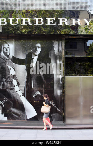 Ein Fußgänger geht hinter einem Burberry Store in Shanghai, China, 17. September 2012. Stockfoto