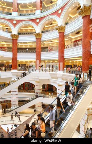 Kunden besuchen die Globale Harbour Shopping Center in Shanghai, China, 5. Juli 2013. Ein mega-kommerziellen Komplex am Freitag (5. Juli 2013) in Chang geöffnet Stockfoto