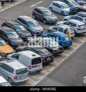 Luftaufnahme des viele Autos vor dem Versand. Perspektive. Stockfoto