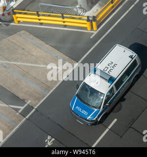 Hannover, Deutschland, Juli 17., 2019: Blick von oben auf ein VW-Bus von der Bundespolizei am Flughafen Stockfoto