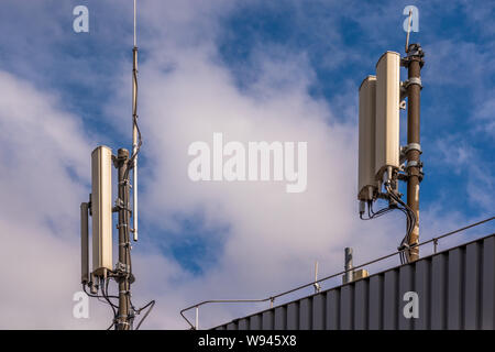 Hannover, Deutschland, Juli 17., 2019: Radio Antennen an Masten auf dem Dach des Flughafens Stockfoto