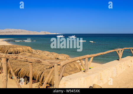 Blick von der Promenade zum Strand mit einigen Yachten Mahmya Insel Ägypten Stockfoto