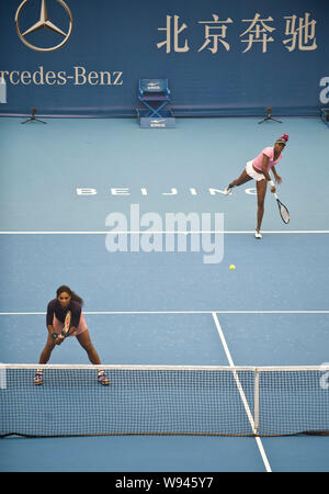 Amerikanische Tennisspielerin Venus Williams Williams Schwestern, zurück, gibt einen Schuß gegen Zhan Haoqing China Taipei/Anke Huber von Deutschland während thei Stockfoto