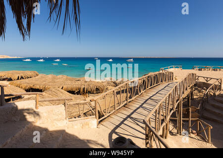 Blick vom Restaurant am Strand von mahmya Insel mit Palme Stockfoto