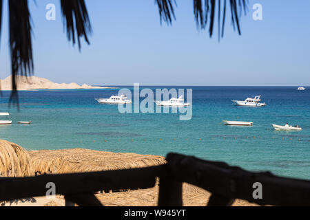 Blick von der Promenade zum Strand mit einigen Yachten Mahmya Insel Ägypten Stockfoto