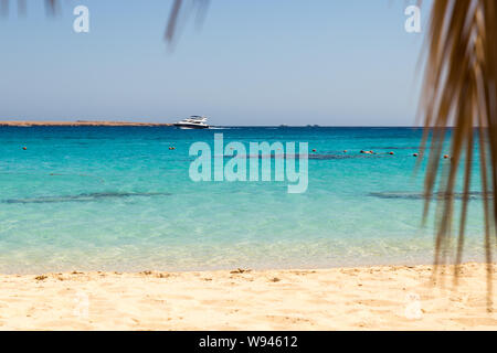 Blick vom Strand von mahmya Insel mit Palme und Yacht entlang schieben Stockfoto